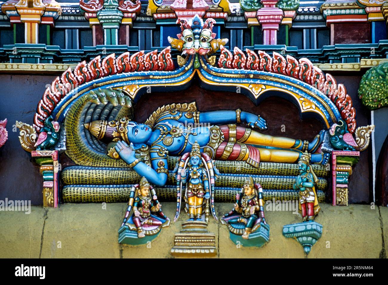 Anantha Sayanam... Lord Vishnu liegt auf seiner Schlangencouch. Stuckarbeiten im Jambukeshwara Tempelturm in Thiruvanaikaval Thiruvanaikoil in der Nähe Stockfoto