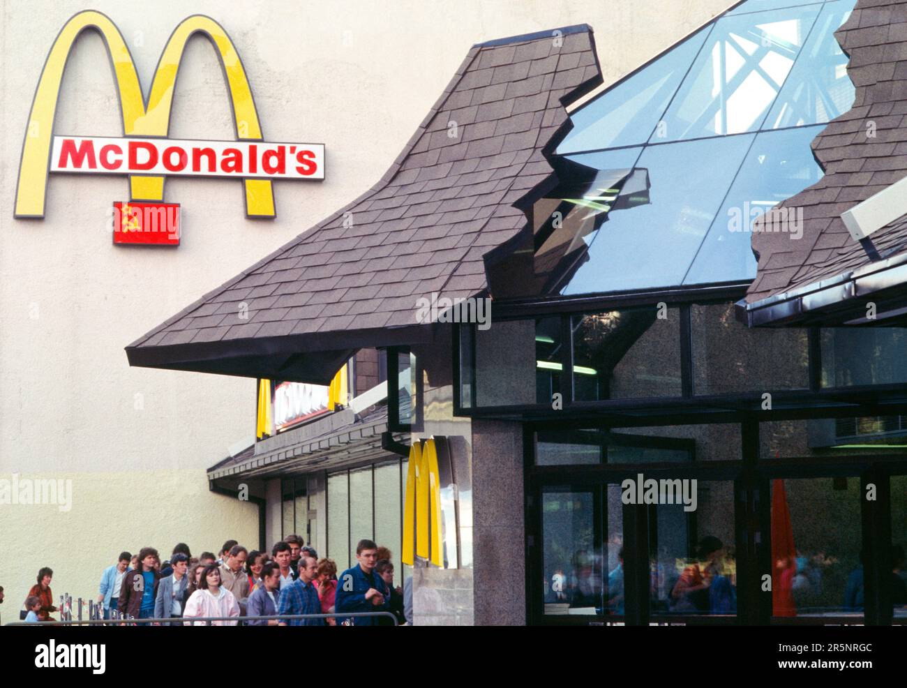 Eintritt zum ersten Fast-Food-Restaurant von McDonald's in Moskau, Russland, in der Sowjetunion im Jahr 1991. Das Restaurant mit 900 Plätzen wurde am 31. Januar 1990 in der Morgendämmerung am Puschkin-Platz im Zentrum von Moskau eröffnet. Die Sowjetunion endete am 31. Dezember 1991. McDonald’s hat 2022 seine Geschäftstätigkeit in Russland eingestellt und das Restaurant unter russischer Leitung unter dem Namen Vkusno & tochka (lecker und das war's dann) wieder eröffnet. Stockfoto