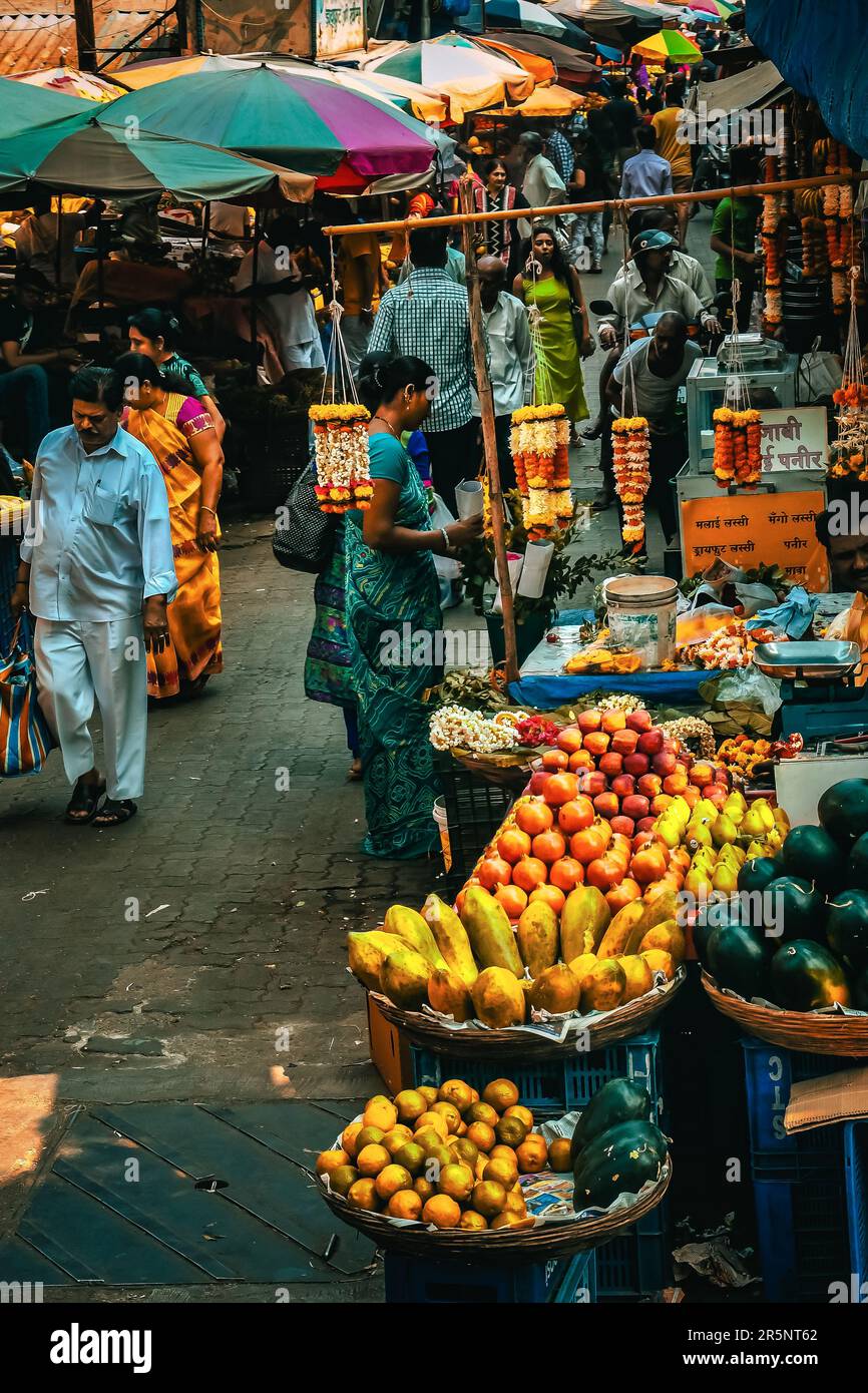 Auf dem Matunga Market in Mumbai, Indien, werden verschiedene Obst- und Gemüsesorten angeboten Stockfoto