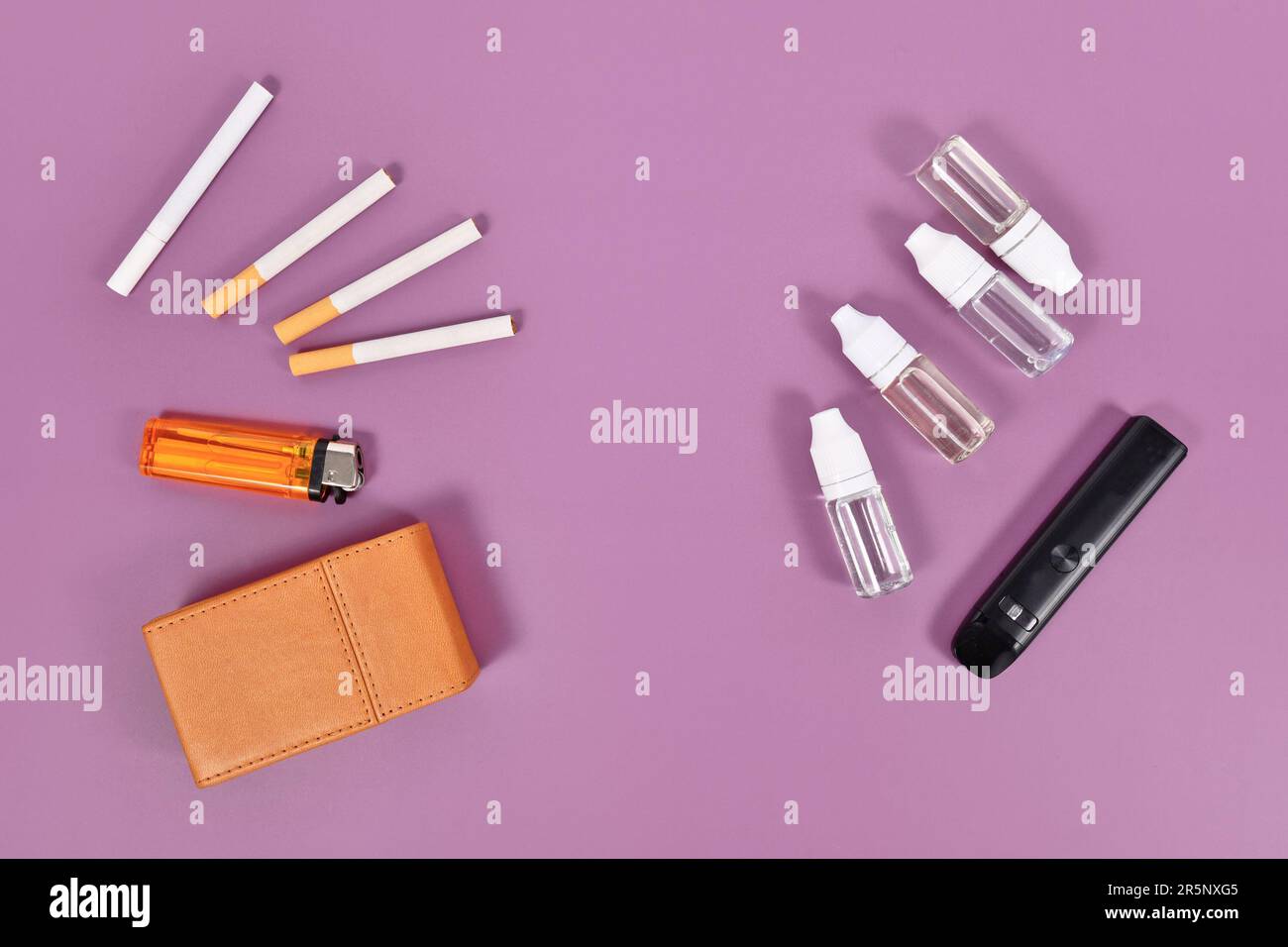 Vergleich zwischen elektronischer und echter Zigarette mit Werkzeugen Stockfoto