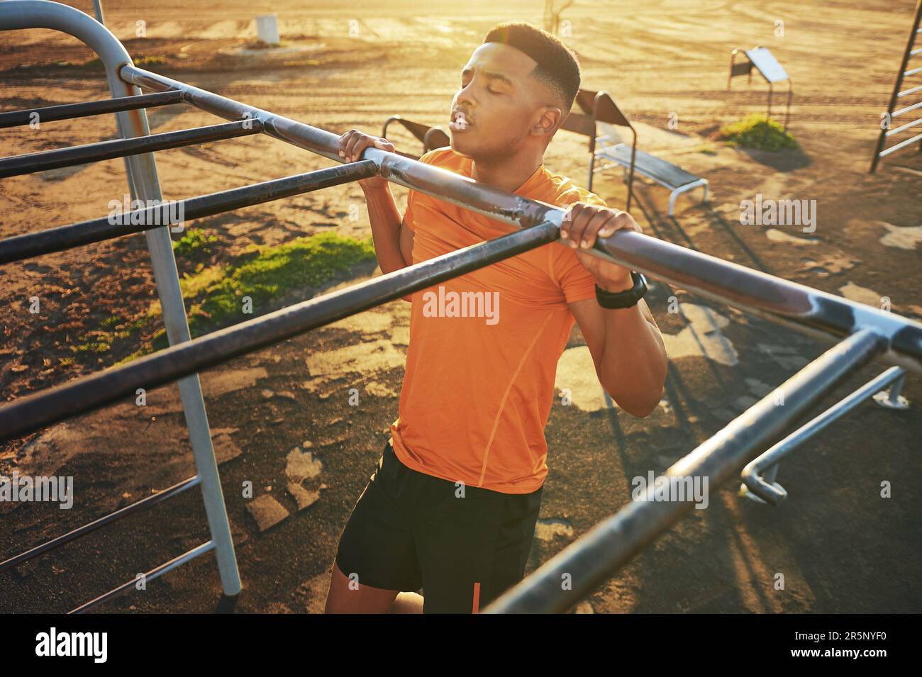 Verbringen Sie mehr Zeit mit der Arbeit an sich selbst. Ein junger Mann, der im Fitnessstudio im Park trainiert. Stockfoto