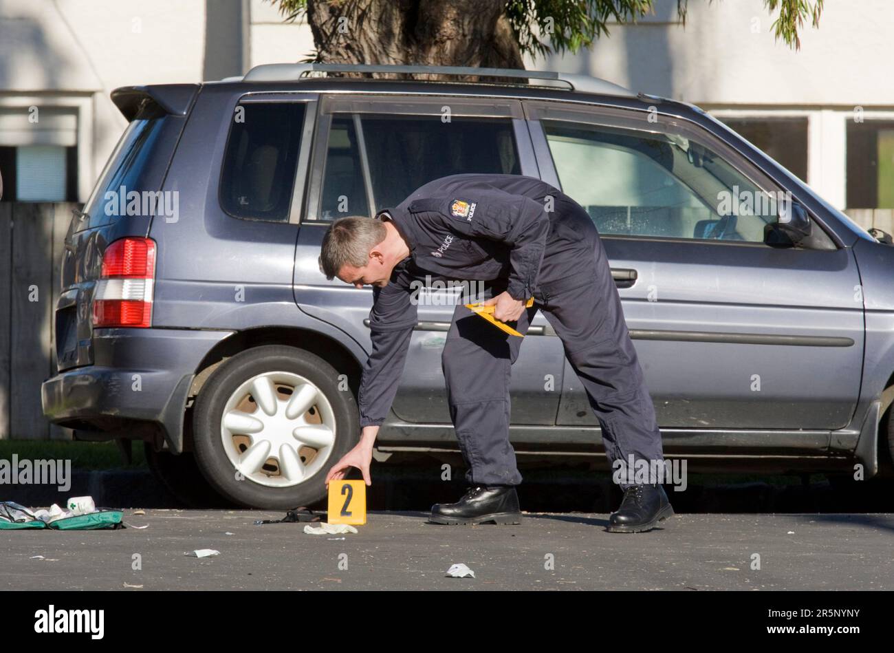 Beweismarkierungen sind am Tatort der Polizeierschießung angebracht, Smale Street, Point Chevalier, Auckland, Neuseeland, Montag, 27. Juli 2009. Stockfoto