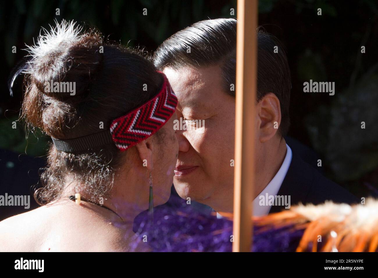 Seine Exzellenz Xi Jinping, Vizepräsident der Volksrepublik China, erhält eine Hongi, wenn er zu einem traditionellen Maori-Empfang kommt Stockfoto