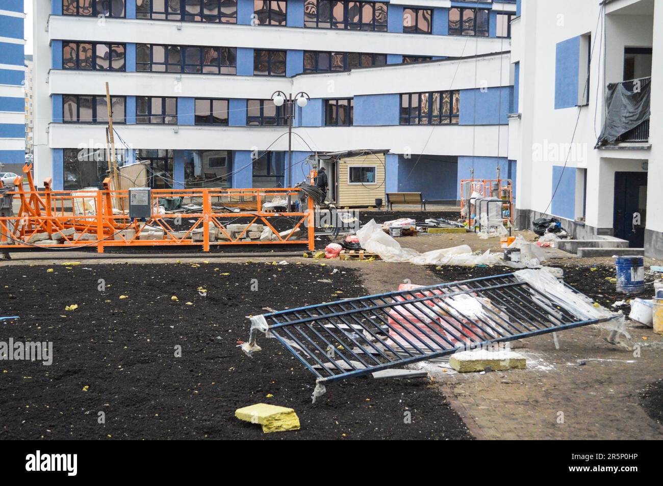 Bau eines großen mehrstöckigen komfortablen Betonzementgebäudes modernes, mehrstöckiges Gebäude mit monolithischem Rahmen und Fenstern, Wänden und Balkonen. Stockfoto