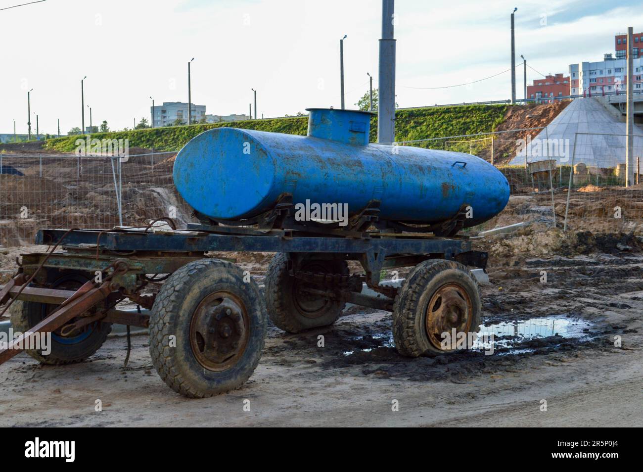 Blauer ovaler Wasserwagen. Wasserversorgung, wenn sie im Stadtzentrum abgeschaltet wird. Kostenloses Wasser für Menschen. Wasser in Eimer und Flaschen verschütten. Mobiles Wat Stockfoto