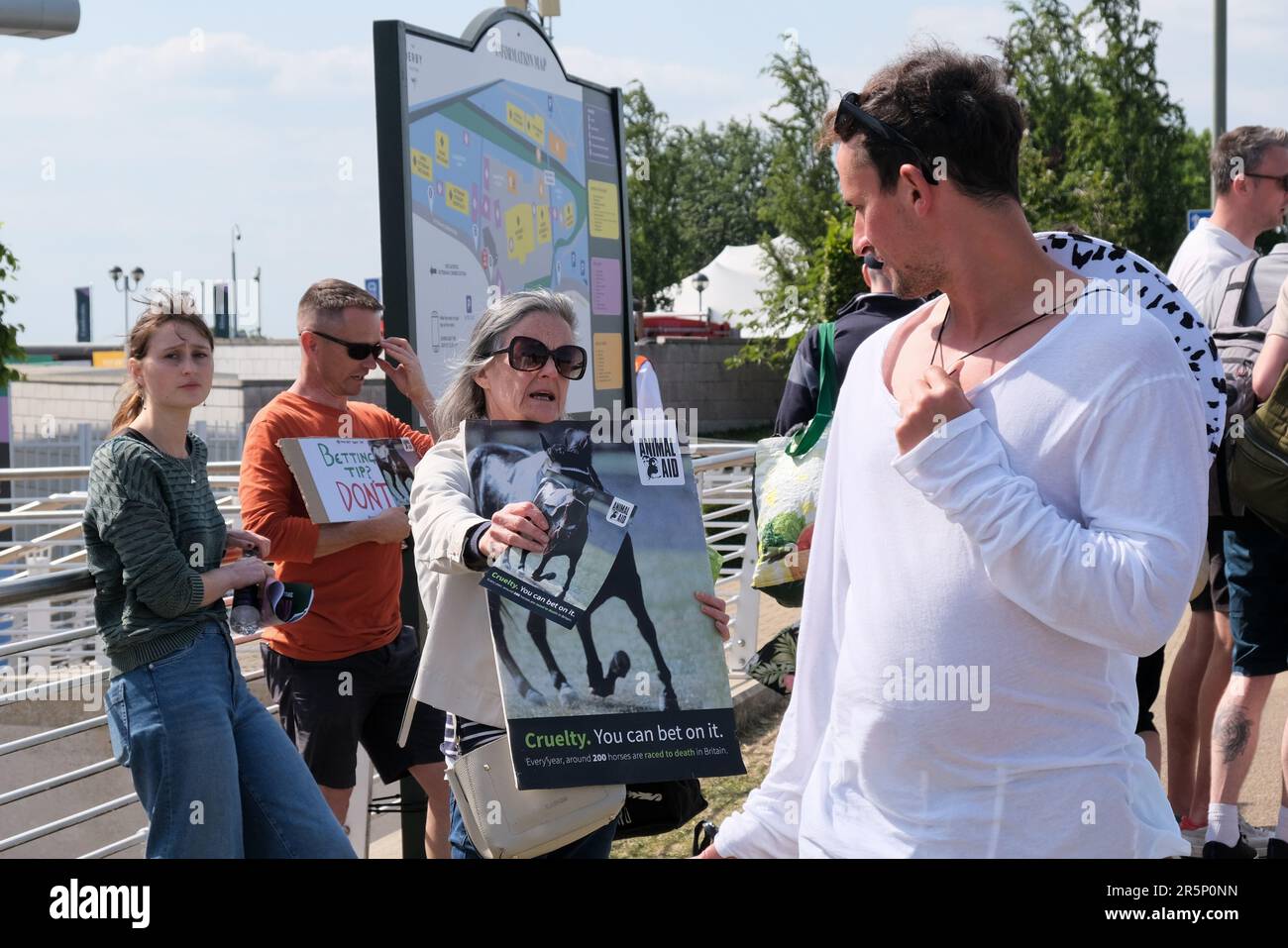 Epsom, Großbritannien. Ein Mitglied der Öffentlichkeit übergibt eine Tierschutzgruppe, die gegen Pferderennen ist. Stockfoto