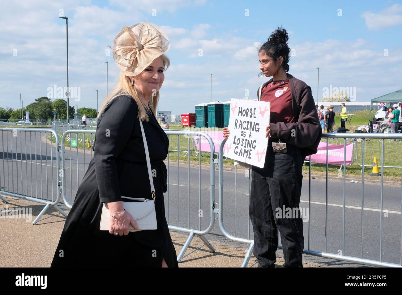 Epsom, Großbritannien. Ein Derby-Tag-Teilnehmer übergeht einen Tierschutzprotestierenden gegen Pferderennen. Stockfoto