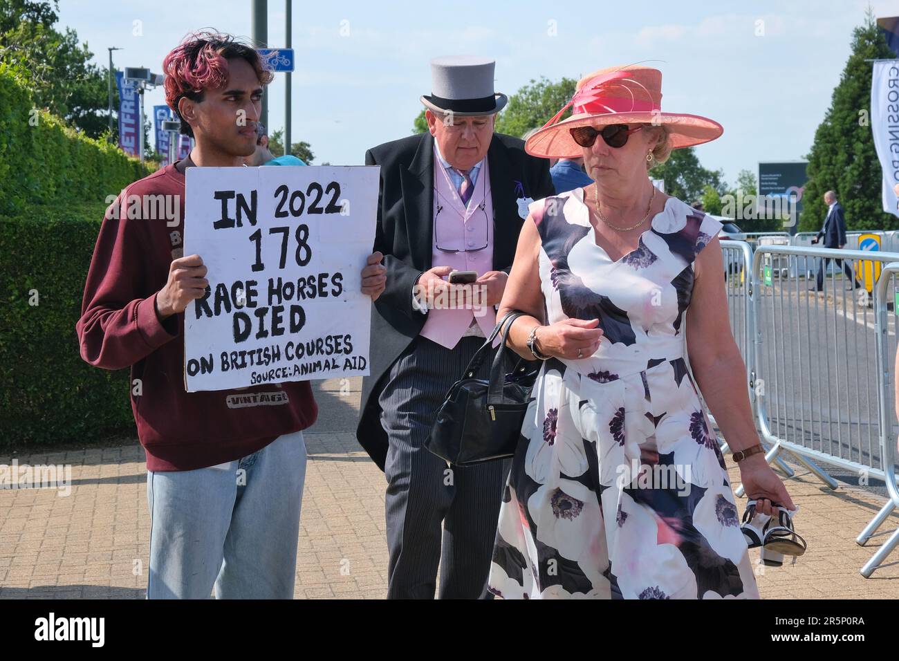 Epsom, Großbritannien. Racegoers passieren einen Tierrechtler am Derby-Tag und heben die Zahl der Todesfälle von Rennpferden im Jahr 2022 hervor. Stockfoto