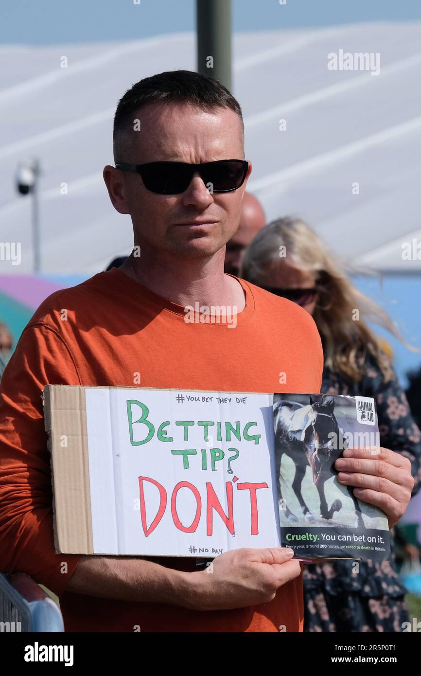 Epsom, Großbritannien. Ein Tierrechtler, der sich gegen Pferderennen wendet, hält ein Plakat mit der Aufschrift: "Tipp, nicht wetten. Stockfoto
