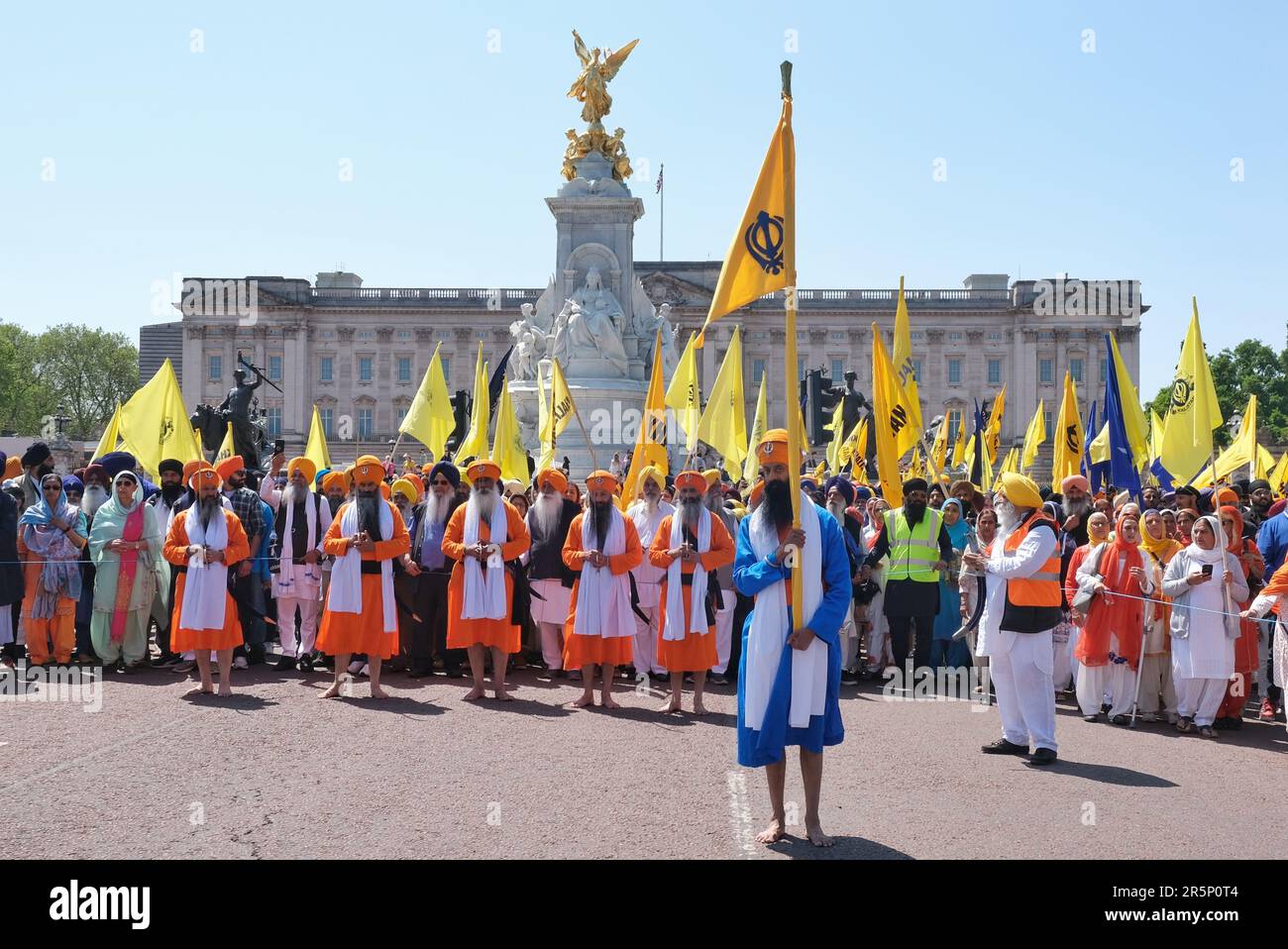 Sikhs begehen den 39. Jahrestag des Massakers am Goldenen Tempel, angeführt von Jüngern stehen vor dem Buckingham Palace, während sie in London marschieren. Stockfoto