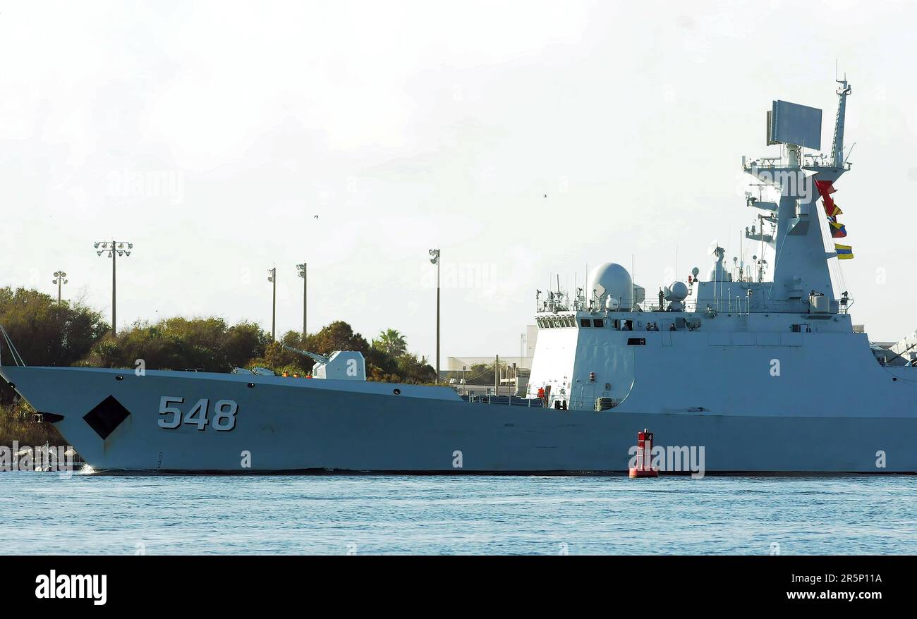 Die chinesische Jiangkai-Fregatte Yiyang der Klasse II der Klasse vom Typ 054A verlässt die Marinestation Mayport in Jacksonville nach einem geplanten mehrtägigen Besuch des Hafens. Am 2. November 2015 kamen im Rahmen eines weltweiten Einsatzes nach Abschluss der Anlaufstellen in Europa drei Schiffe der Marine der People‚Äôs Liberation Army (PLAN) auf dem Stützpunkt Mayport an. Stockfoto