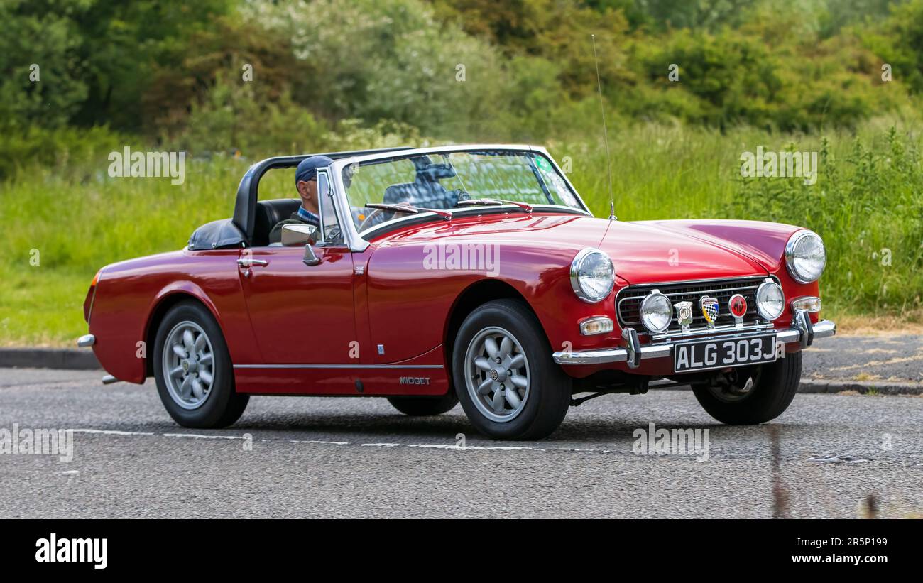 Stony Stratford, Großbritannien - Juni 4. 2023: 1971 Red MG MIDGET Oldtimer auf einer englischen Landstraße. Stockfoto