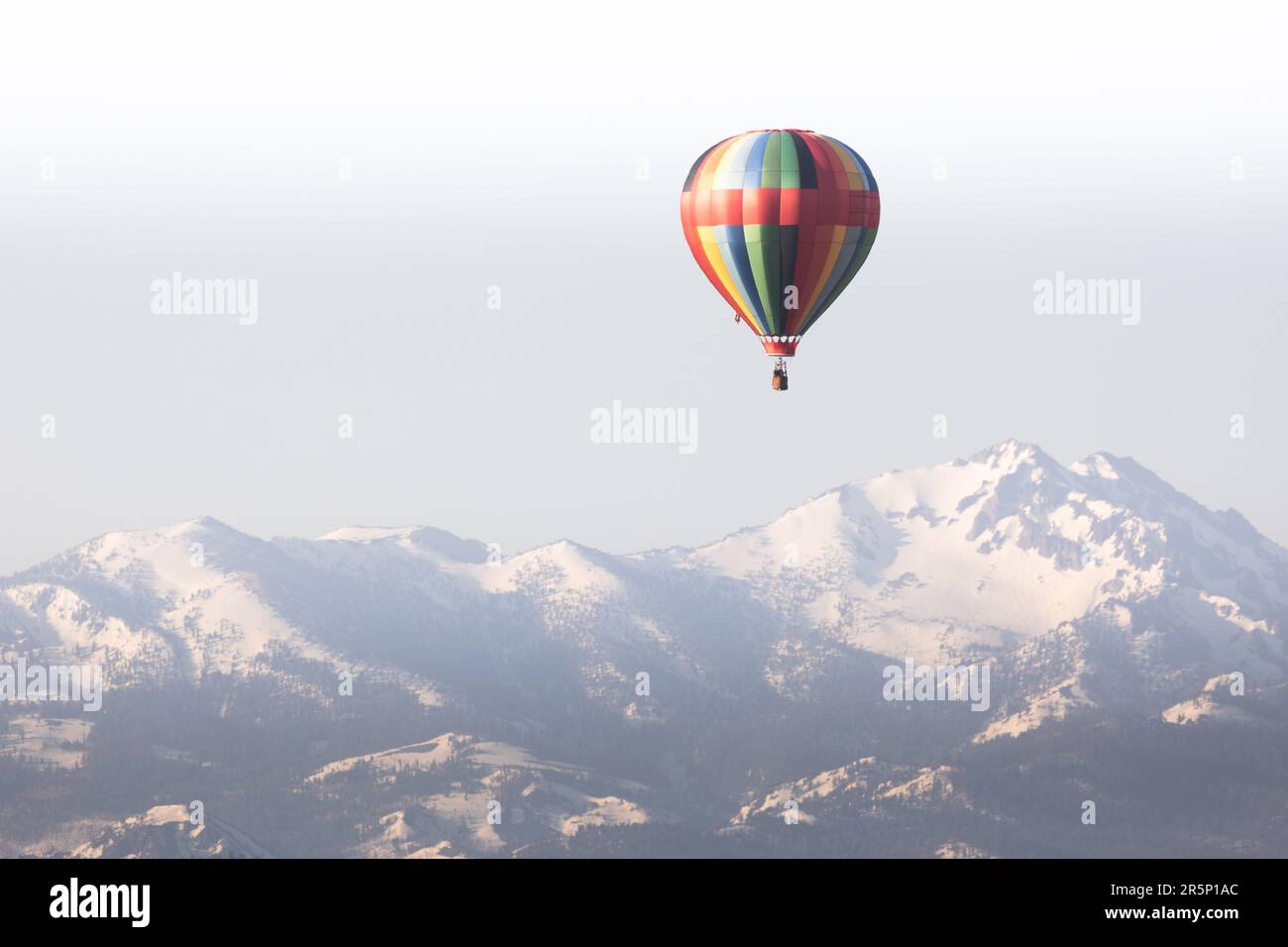 Carson Valley feiert sein erstes Heißluftballonfestival mit der schneebedeckten Sierra Nevada und den Carson Range Bergen im Hintergrund. Stockfoto