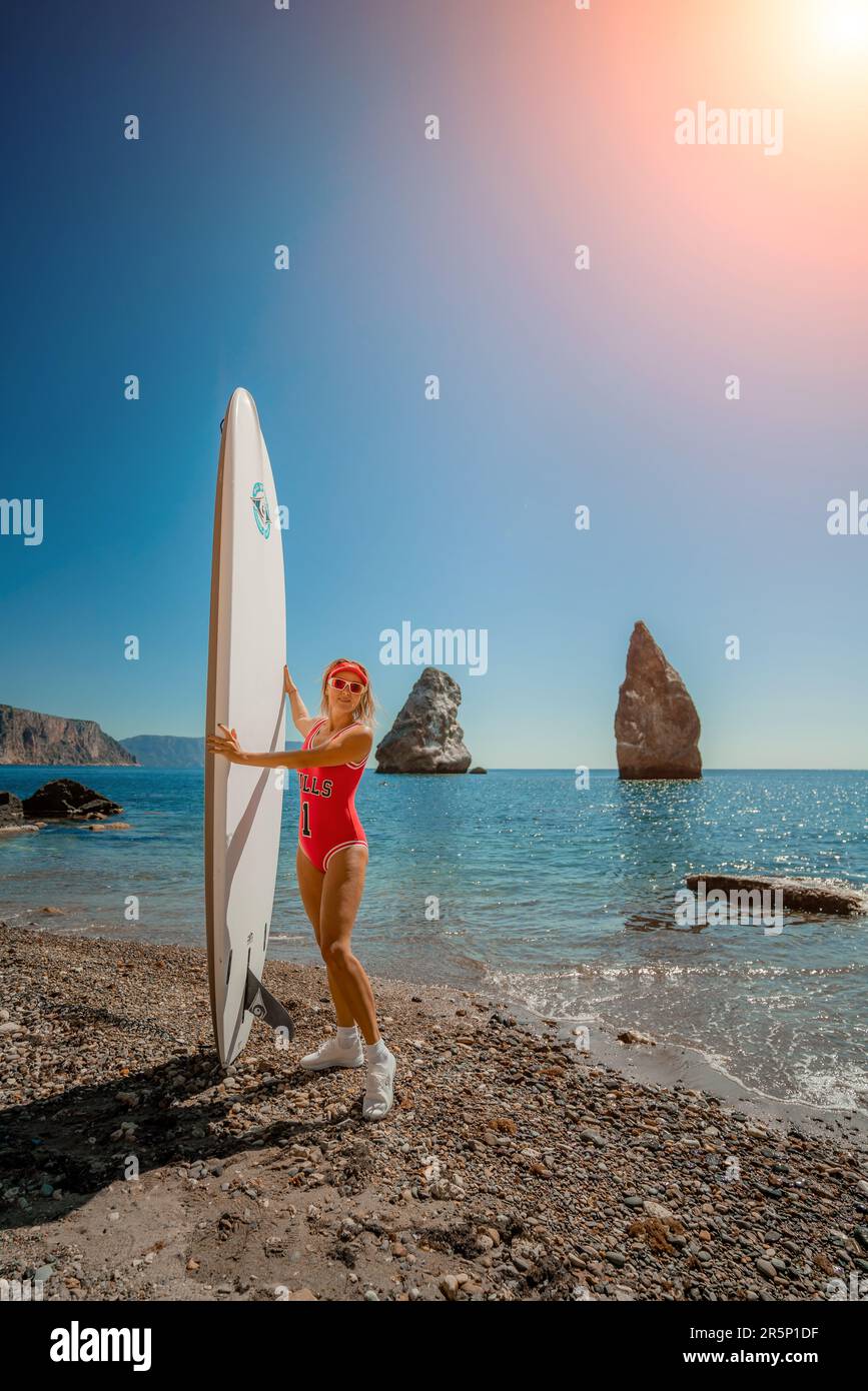 Surferin während der Sommerreise zum Strandurlaub. Eine mittlere ag Stockfoto