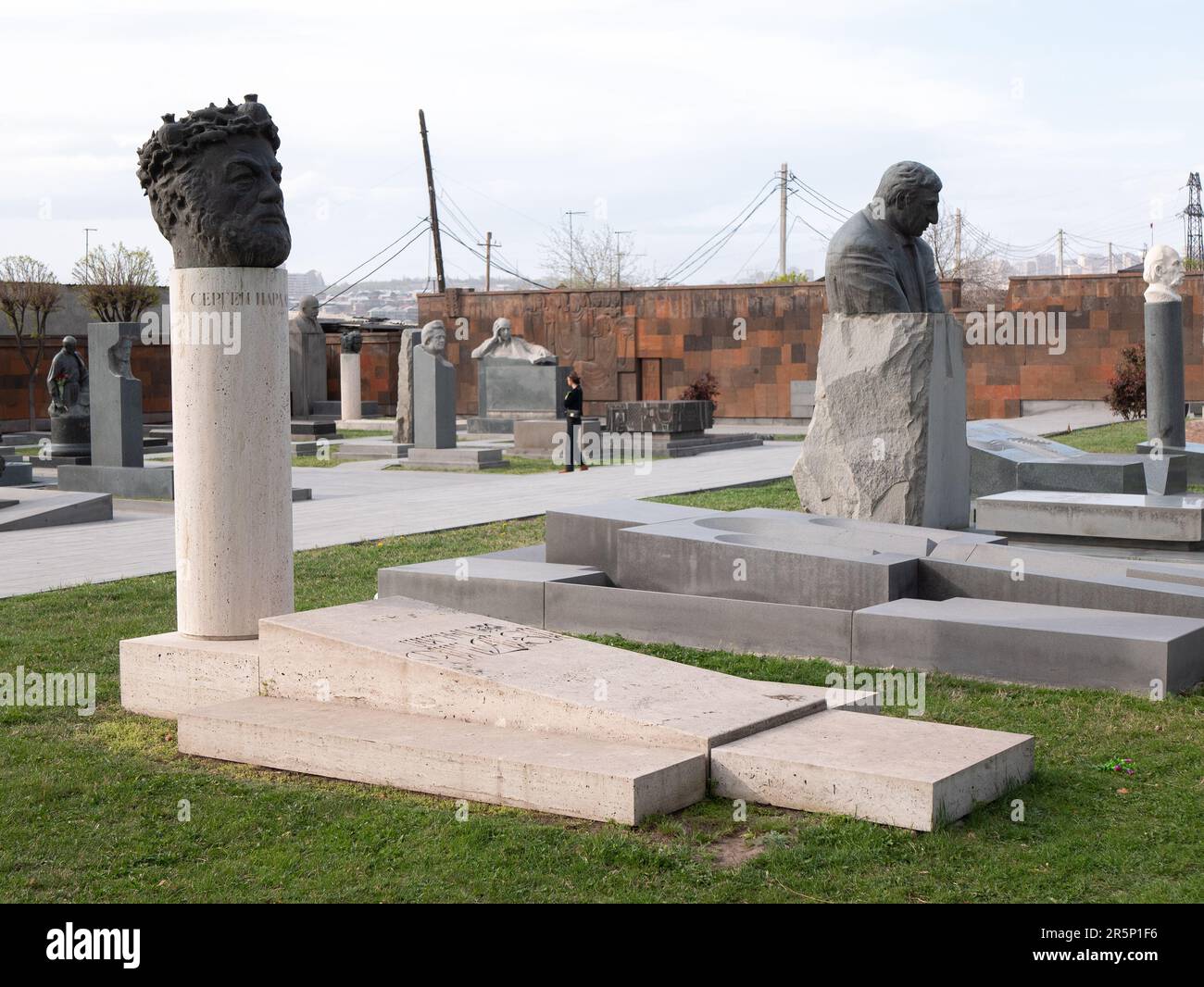 Eriwan, Armenien - 31. März 2023: Komitas Park und Pantheon. Die Gräber von Sergei Parajanov, Mher Mkrtchyan und anderen herausragenden Persönlichkeiten Armeniens Stockfoto