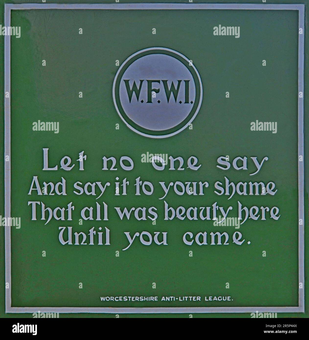 Ein klassisches Emaille-Schild aus der Worcestershire WI und der Anti-Litter-Liga, das die Leute bittet, Großbritannien aufzuräumen Stockfoto