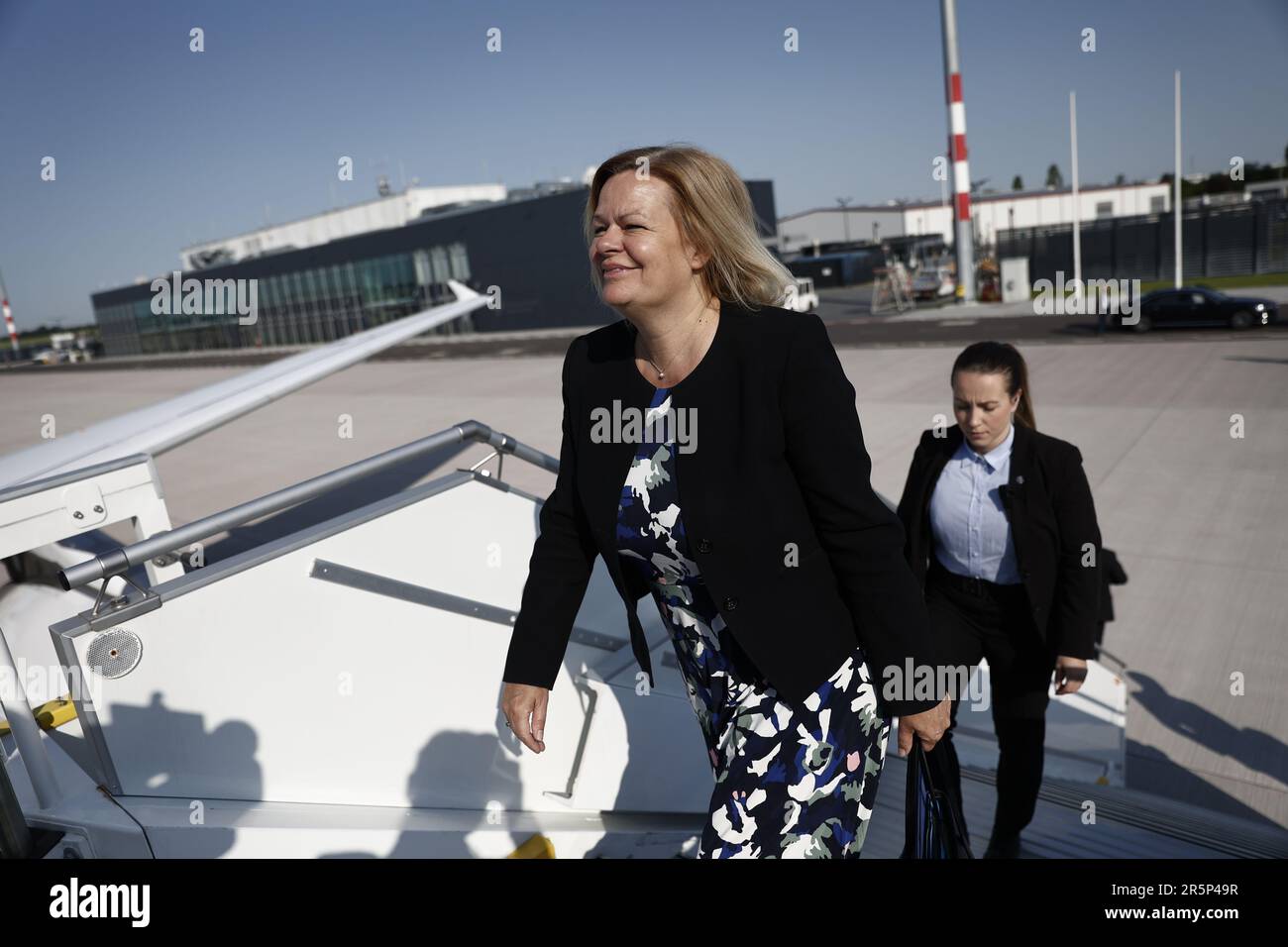 05. Juni 2023, Brandenburg, Schönefeld: Nancy Faeser (SPD), Bundesministerin für Inneres und Inneres, vor dem Abflug vom Flughafen Berlin-Brandenburg (BER) zum Treffen der Innen- und Justizminister aus sechs europäischen Ländern zur Bekämpfung der organisierten Kriminalität in Antwerpen. Foto: Carsten Koall/dpa Stockfoto