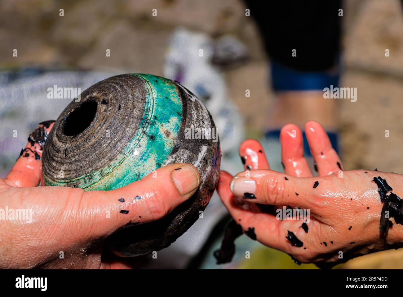 Die Raku-Herstellung ist ein komplexer Prozess, der die Grundprinzipien der traditionellen Majolica-Herstellung völlig umkippt Stockfoto