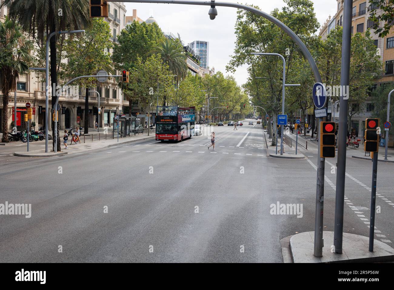 Avinguda Diagonal - eine der wichtigsten Straßen von Barcelona, mit Verkehr, Autos, Luxushäusern, Touristen und Handelsgeschäften. Stockfoto