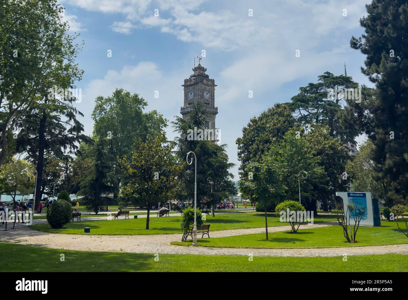 Der Dolmabahce Clock Tower ist ein Uhrenturm außerhalb des Dolmabahce Palastes in Istanbul, Türkei. Stockfoto