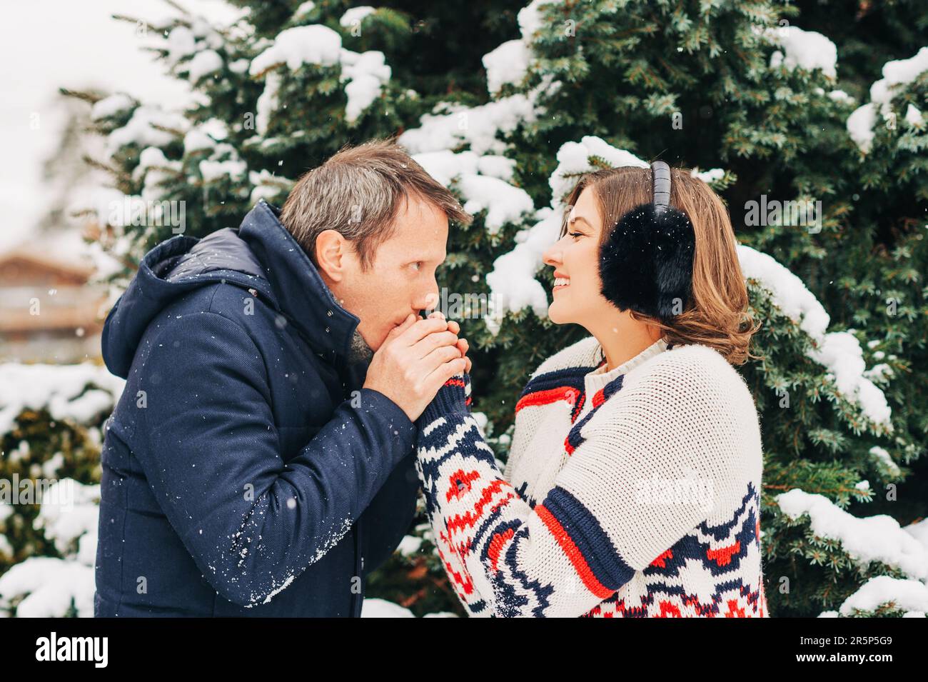 Außenporträt eines glücklichen Paares mittleren Alters an einem schönen Wintertag Stockfoto