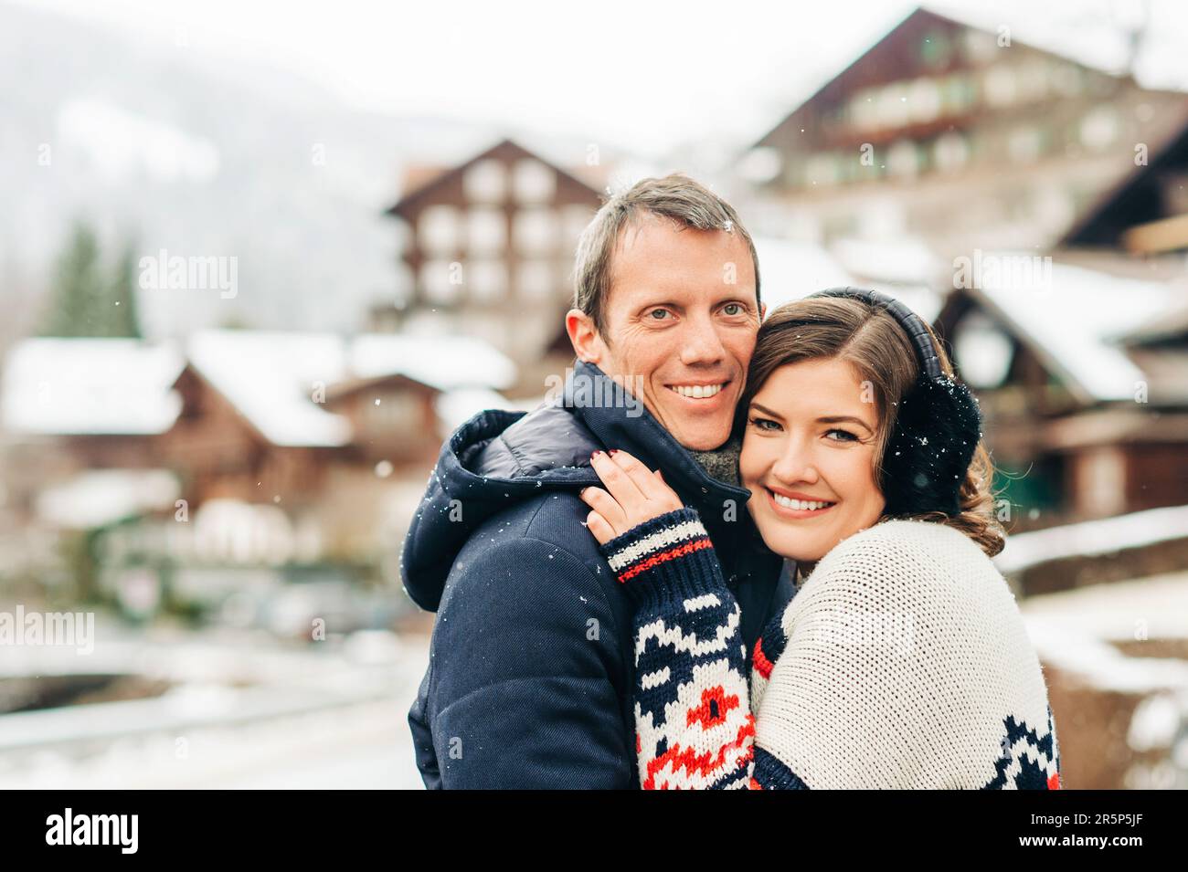 Winterporträt eines glücklichen romantischen Paares, das draußen posiert Stockfoto