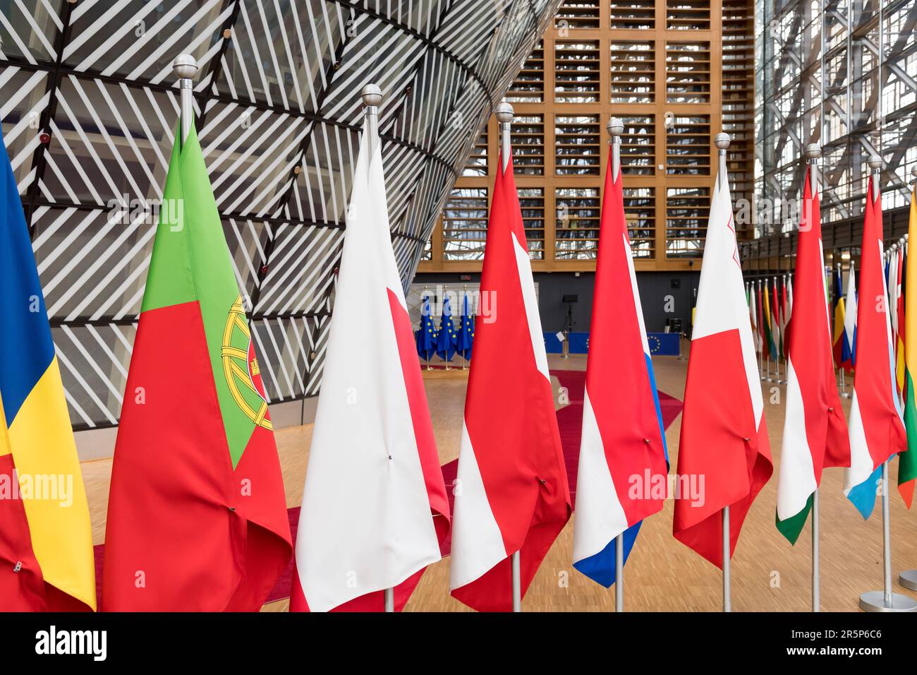 Großes Eingangsatrium des Europa-Gebäudes des des Rates der Europäischen Union im europäischen Viertel in Brüssel, Belgien © Wojciech Strozyk / Alamy Stock Phot Stockfoto