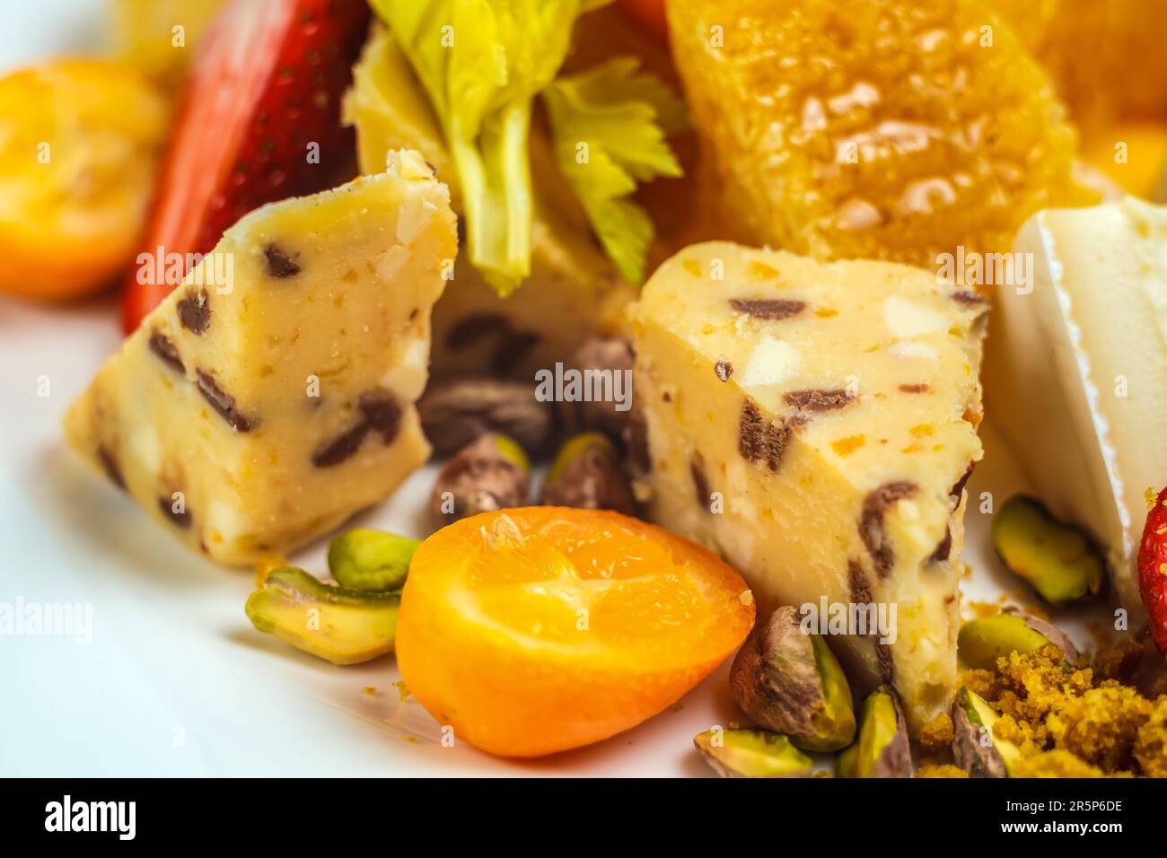 Eine köstliche und gesunde Mahlzeit aus frischen Produkten, Käse, Erdbeeren und Pistazien - eine perfekte Kombination für jede Küche. Stockfoto