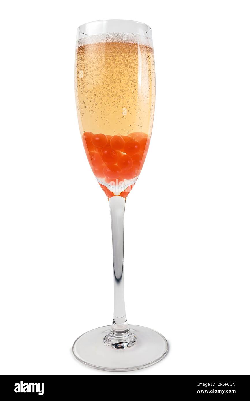Ein Studiofoto eines alkoholischen Cocktails, garniert mit rotem Kaviar in einem Trinkglas, isoliert auf weißem Hintergrund. Stockfoto
