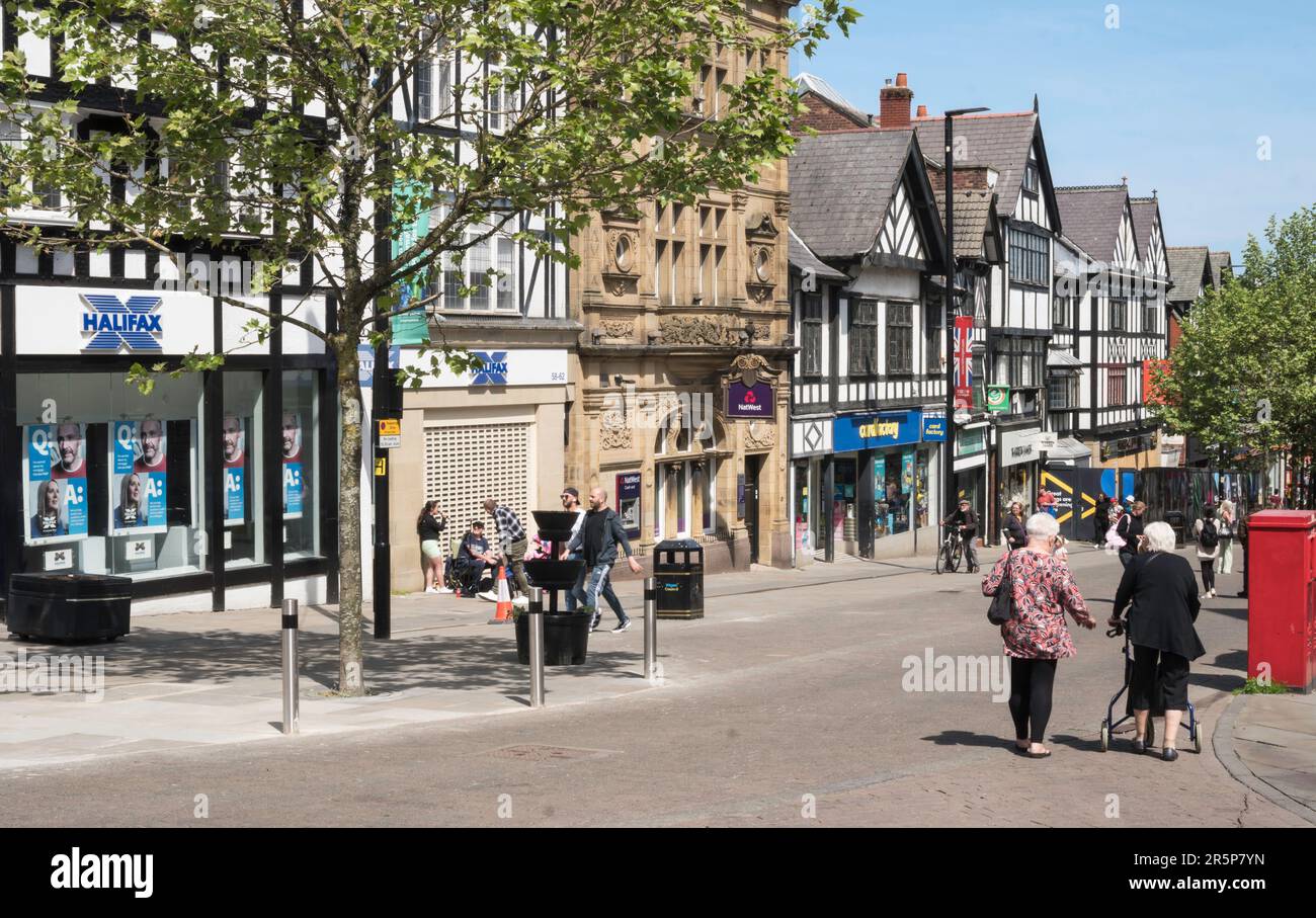 Menschen, die im Stadtzentrum von Wigan, Greater Manchester, England, Großbritannien zu Fuß unterwegs sind Stockfoto