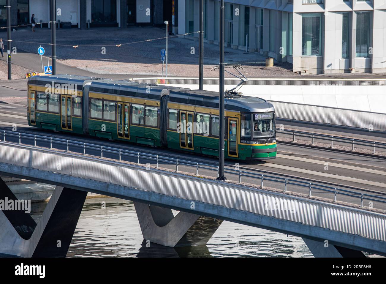 Von oben aus bietet sich ein Blick auf die Straßenbahn der Linie 9 auf der Atlantinsilta-Brücke in Länsisatama oder im Stadtteil Jätkäsaari in Helsinki, Finnland Stockfoto