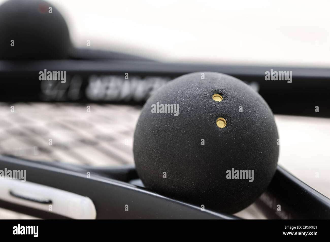 Black Ball und Modern Squash Rockets – Nahaufnahme. Thema Sportindustrie. Stockfoto