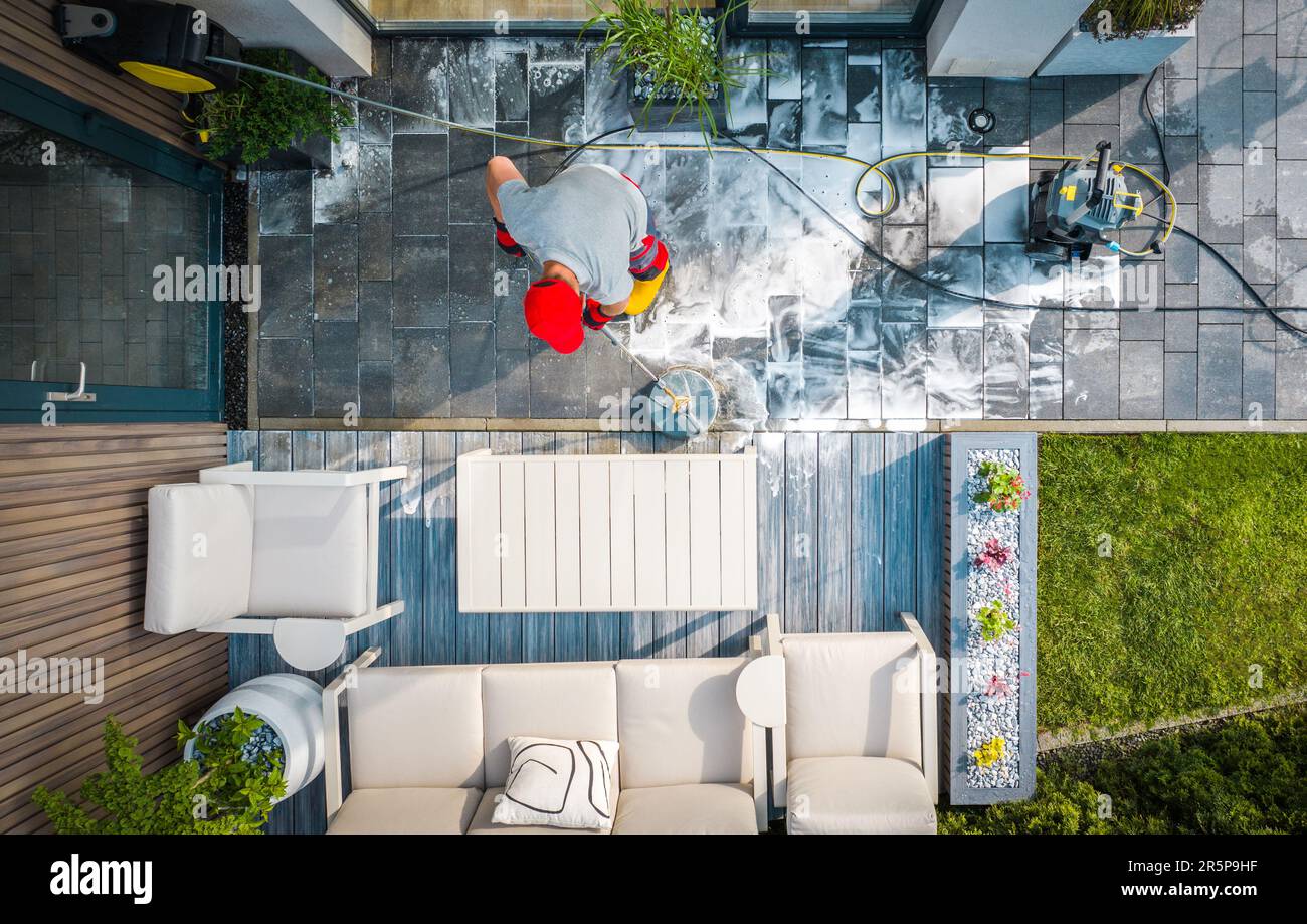 Betonziegel Terrasse mit Druckwäsche mittels Oberflächenbefestigung und Spezialreiniger Luftaufnahme. Stockfoto