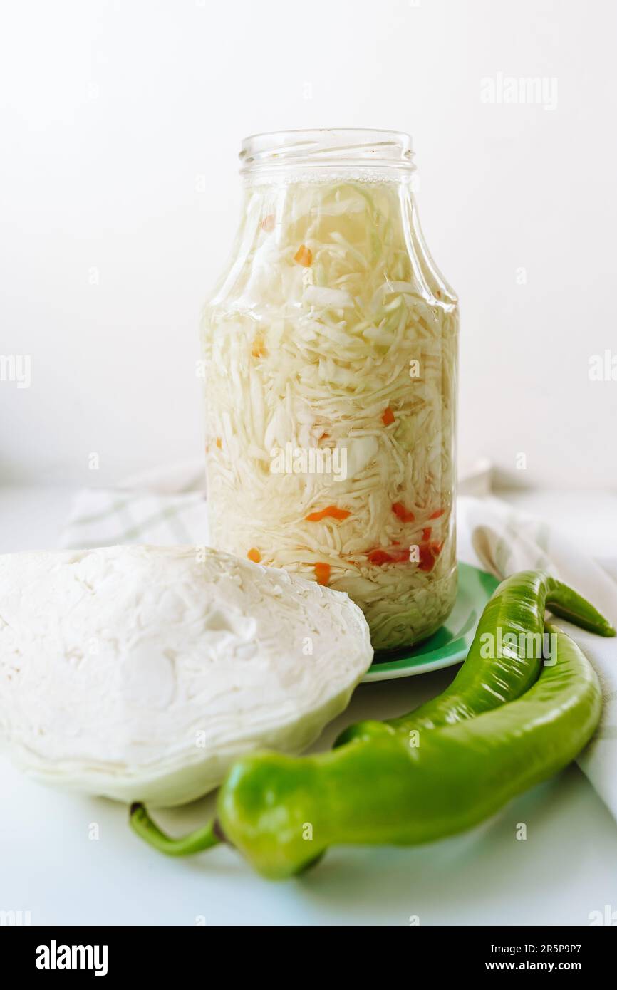 Fermentierter Kohl mit Karotten im Glasgefäß Stockfoto