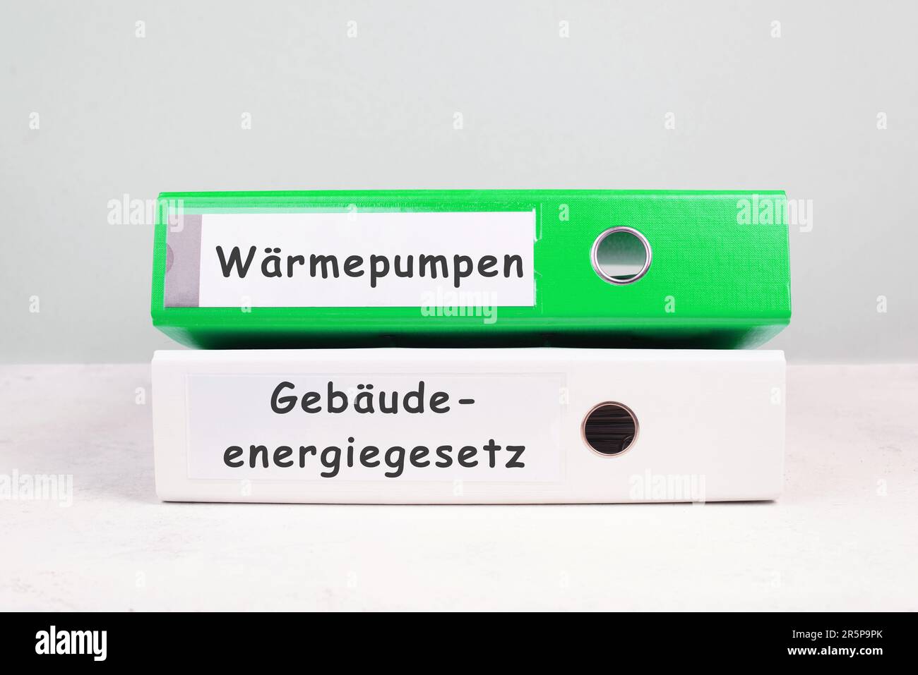 Wärmepumpen, New Building Energy Act steht in deutscher Sprache auf den Mappen, Klimaschutzpolitik zur Reduzierung der CO2-Emissionen Stockfoto