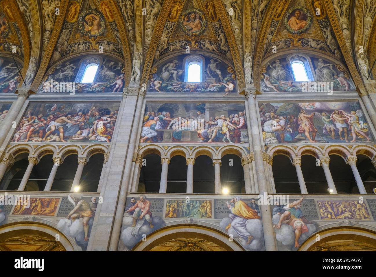 Bemalte Decken und Wände der Kathedrale Santa Maria Assunta, Duomo di Parma. Innenseite des Doms von Parma, Italien Stockfoto