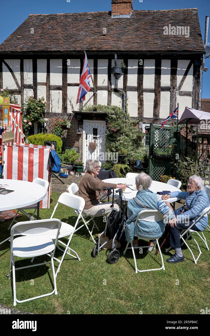 Gartenteeparty für ältere Nachbarn und Freunde in englischer ländlicher Umgebung. England Großbritannien Stockfoto