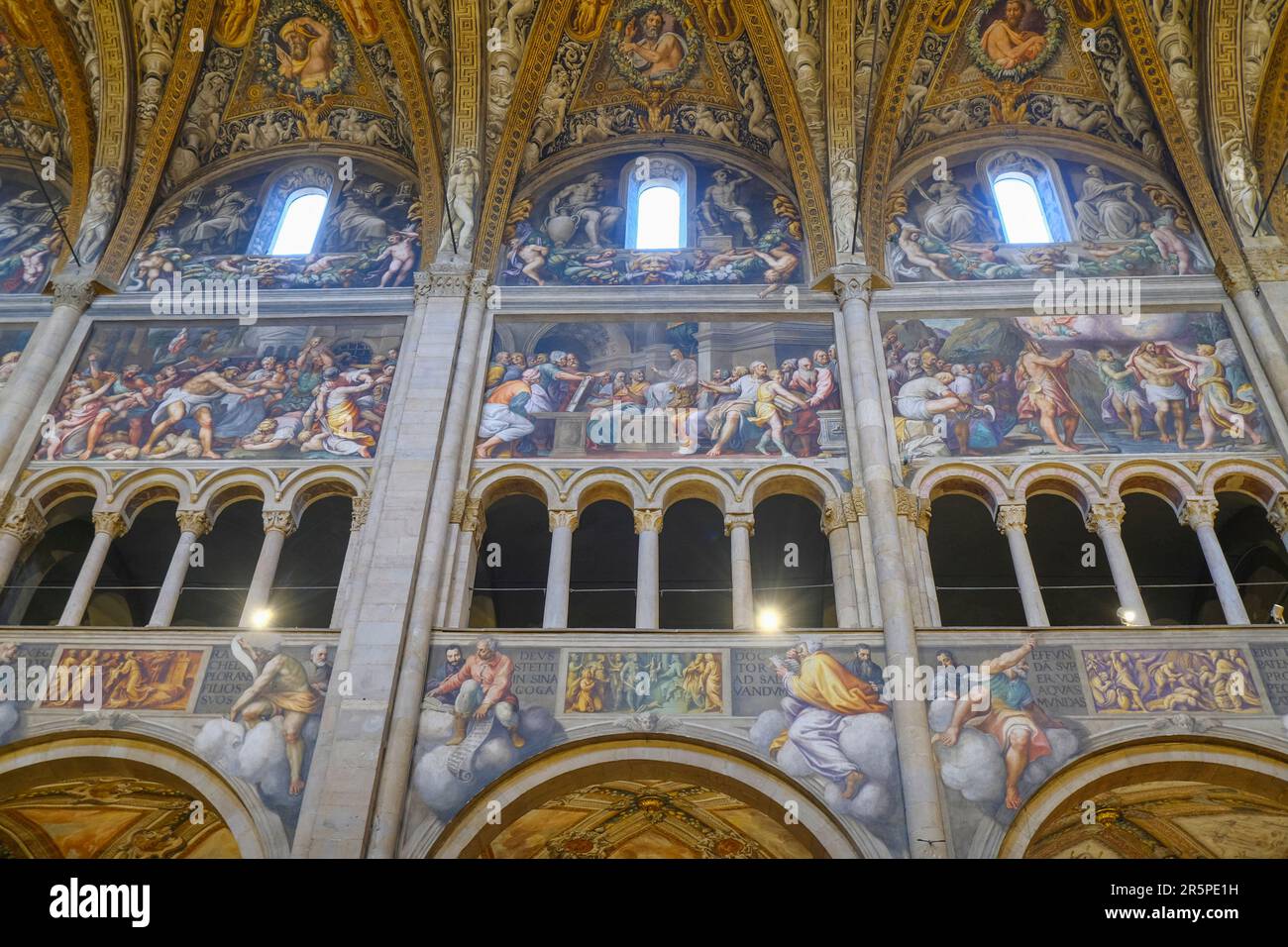 Mai 2023 Parma, Italien: Bemalte Decken und Wände der Kathedrale Santa Maria Assunta, Duomo di Parma. Innenseite des Doms von Parma, Italien Stockfoto