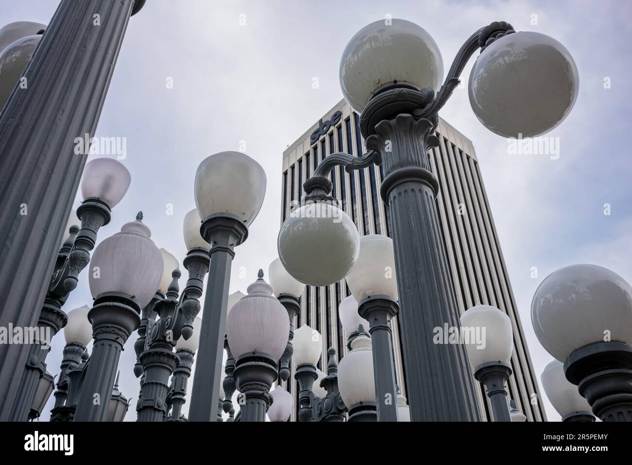 Los Angeles, CA, USA - 26. Dezember 2022: Urban Light ist eine große Assemblierungsskulptur von Chris Burden in der Los Angeles Co Kunstmuseum. Es ist negativ Stockfoto