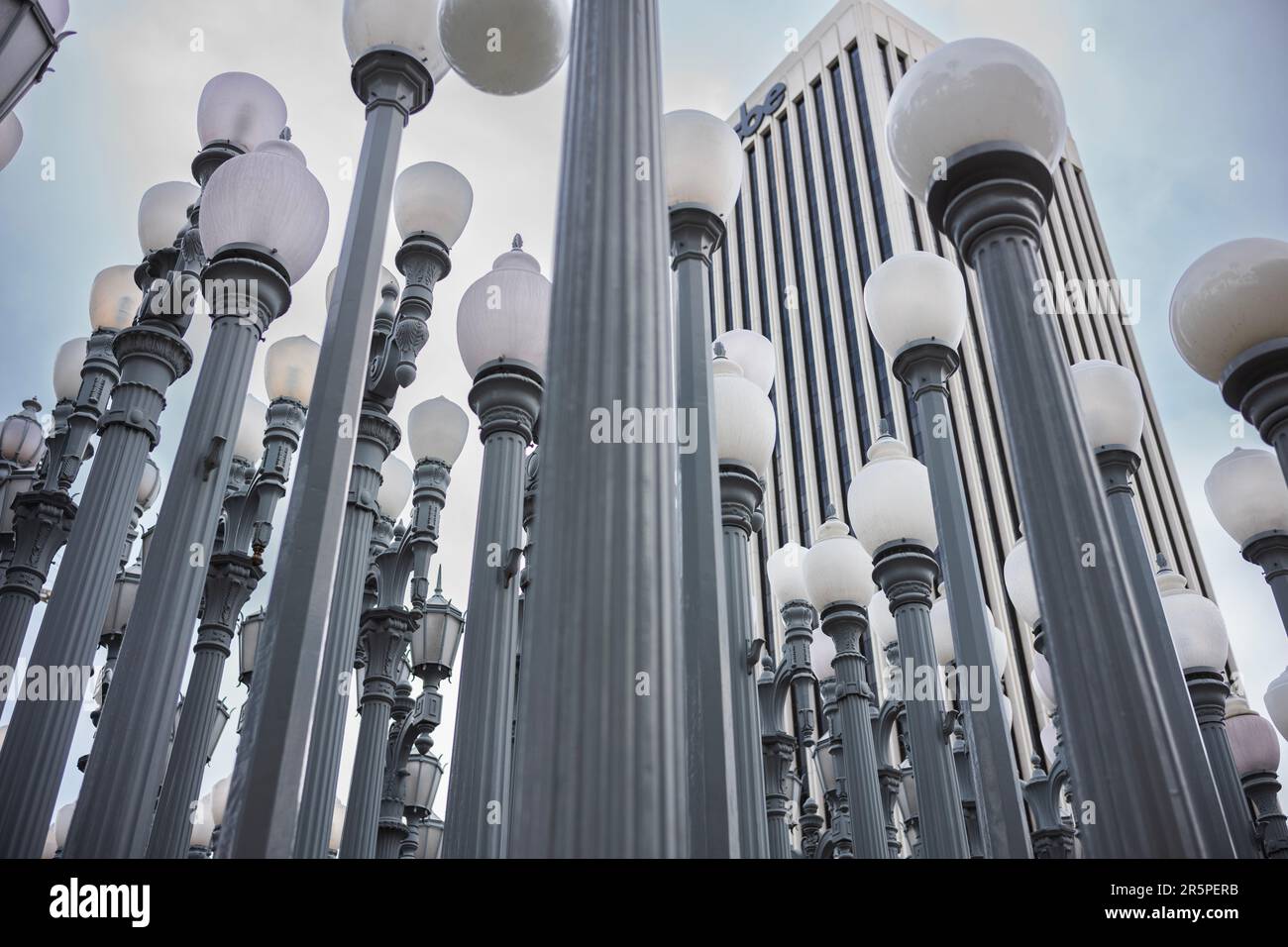 Los Angeles, CA, USA - 26. Dezember 2022: Urban Light ist eine große Assemblierungsskulptur von Chris Burden in der Los Angeles Co Kunstmuseum. Es ist negativ Stockfoto