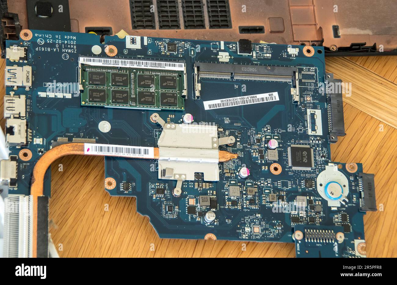 Defekter, alter Acer-Laptop, der auseinandergenommen wurde, um das Problem zu finden. Zerlegt auf Tischplatte in Queensland, Australien, 2020. Motherboard, Chips. Stockfoto