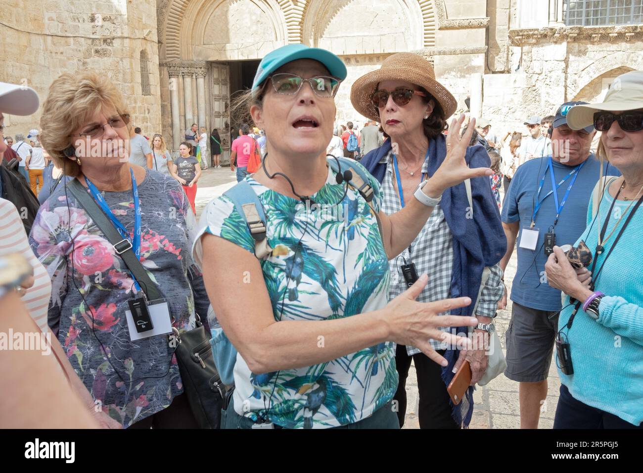 In der Altstadt von Jerusalem, Israel, hält eine Historikerin und Reiseleiterin Vorträge über ihr amerikanisches Publikum. Stockfoto