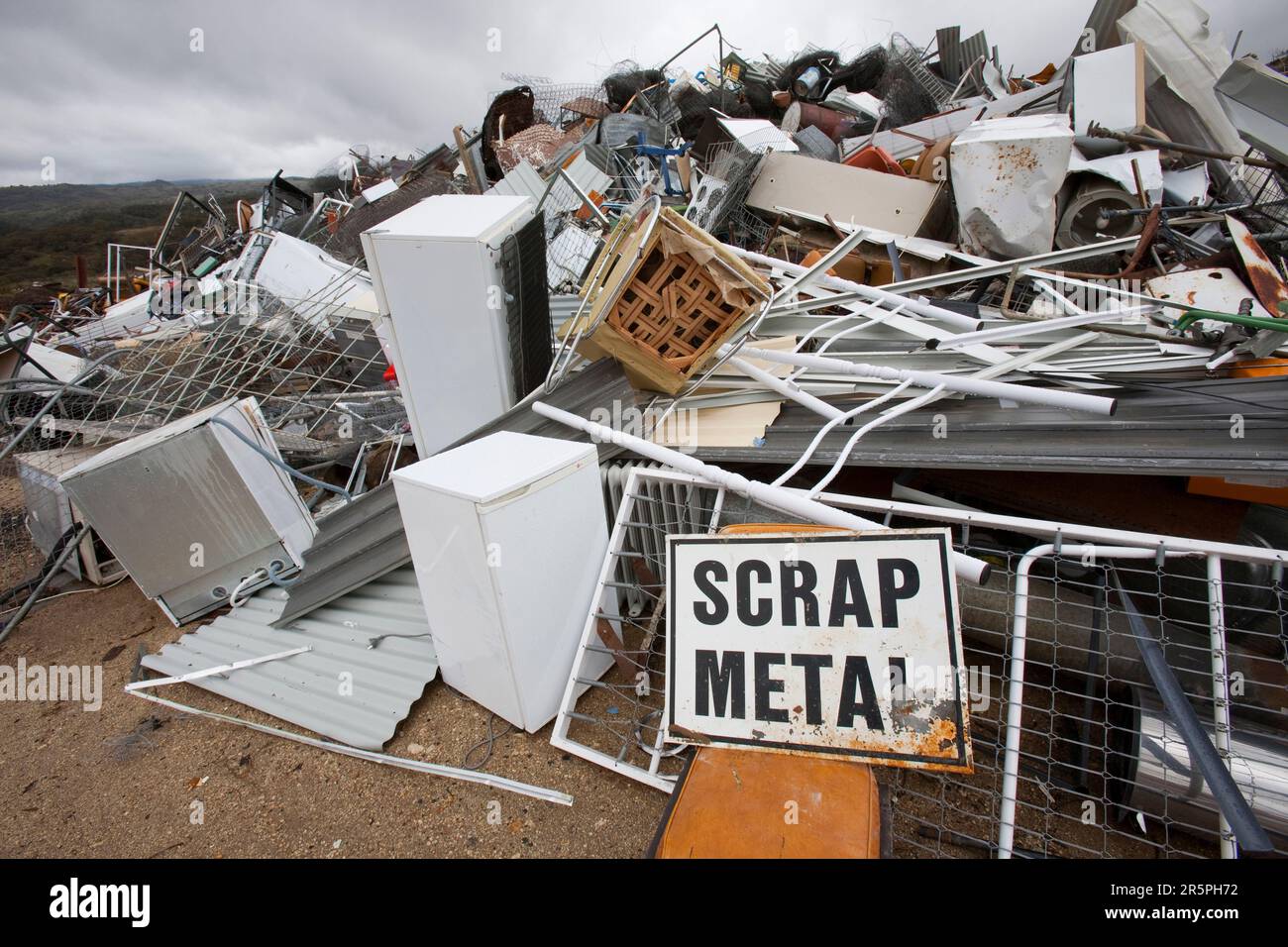 Schrott in Jindabyne Müllkippe in den verschneiten Bergen, Australien. Stockfoto