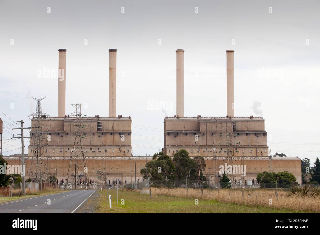 Das Kohlekraftwerk Hazelwood im Latrobe Valley, Victoria, Australien. Es verwendet Kohle aus einem nahe gelegenen offenen Kohlebergwerk, da das Latrobe Valley über massive Kohlevorkommen verfügt Stockfoto