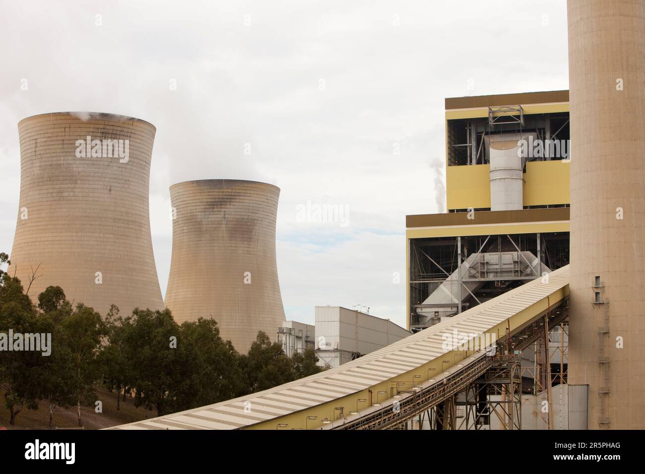 Das Kohlekraftwerk Yan lang im Latrobe Valley, Victoria, Australien. Es verwendet Kohle aus einem offenen Kohlebergwerk gegenüber, da das Latrobe Valley massiv ist Stockfoto