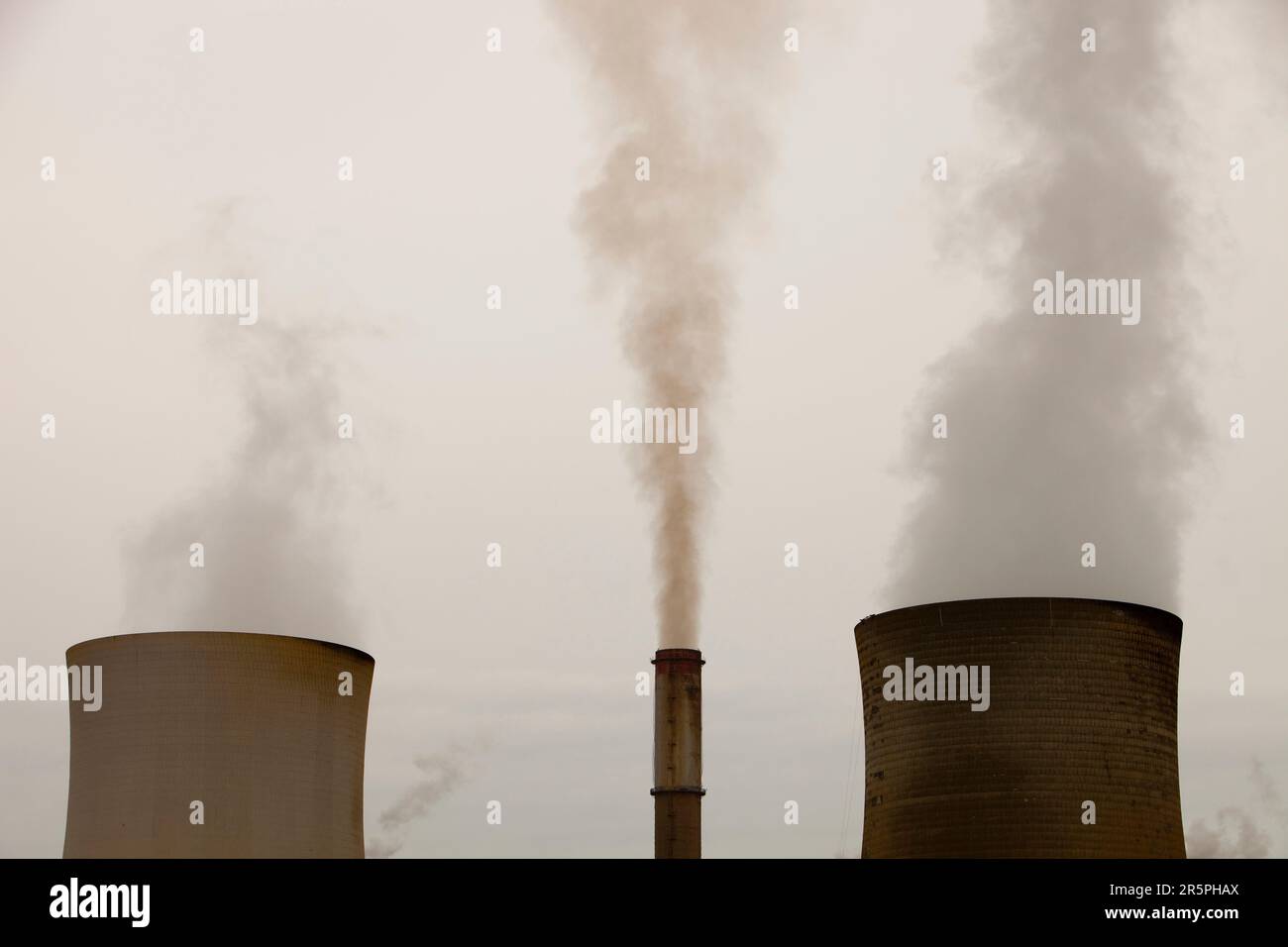 Emissionen aus einem Kohlekraftwerk im Latrobe Valley, Victoria, Australien. Es verwendet Kohle aus einem offenen Kohlebergwerk gegenüber, wie das Latrobe Valley mA hat Stockfoto