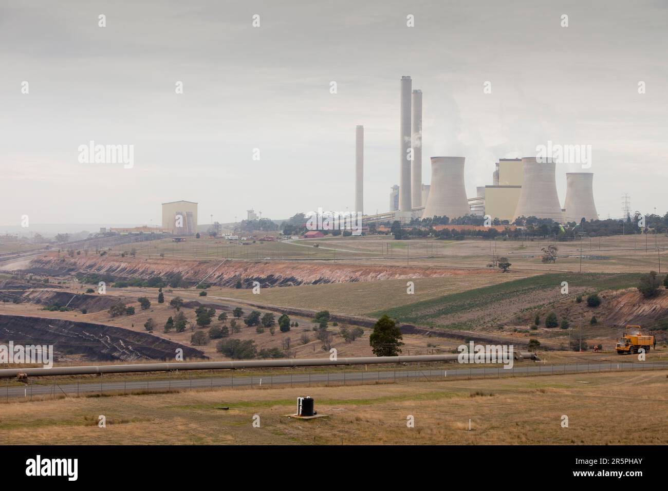 Das Kohlekraftwerk Yan lang im Latrobe Valley, Victoria, Australien. Es verwendet Kohle aus diesem offenen Kohlebergwerk gegenüber, da das Latrobe-Tal Masse hat Stockfoto