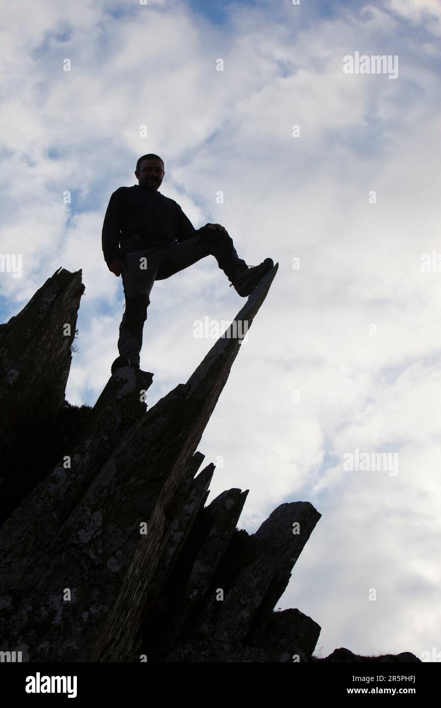 Ein Mann, Klettern am Fleetwith Pike, Lake District, Großbritannien. Stockfoto