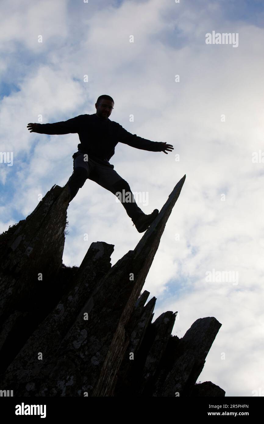 Ein Mann, Klettern am Fleetwith Pike, Lake District, Großbritannien. Stockfoto