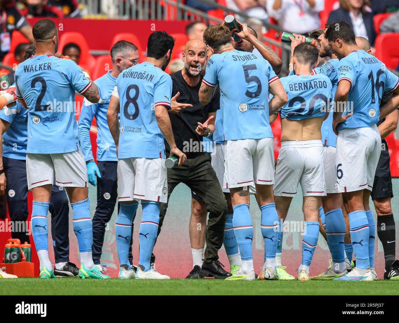 03. Juni 2023 – Manchester City gegen Manchester United – Emirates FA Cup Finale – Wembley Stadion Pep Guardiola von Manchester City nutzt die Gelegenheit, seinem Team während einer Spielpause im FA Cup Finale 2023 Anweisungen zu geben. Bild : Mark Pain / Alamy Live News Stockfoto